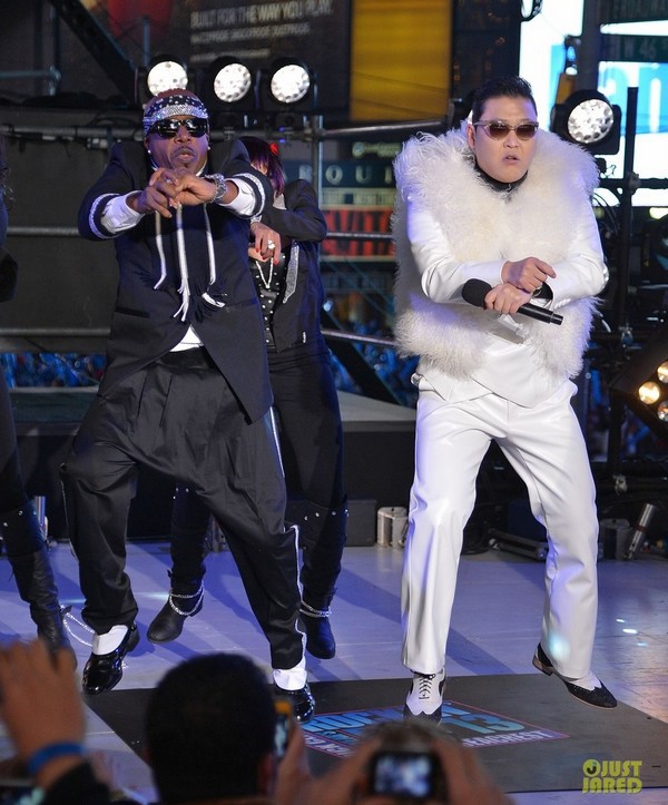 Psy kh&eacute;p lại cơn lốc &ldquo;Gangnam Style&rdquo; tại Quảng trường Thời Đại 1