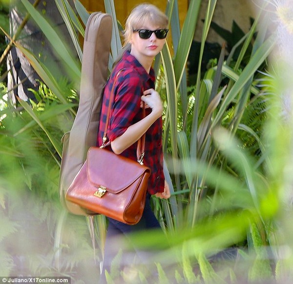 Taylor Swift "cảnh b&aacute;o" Harry Styles: "T&ocirc;i đ&atilde; v&agrave;o studio rồi đấy" 2