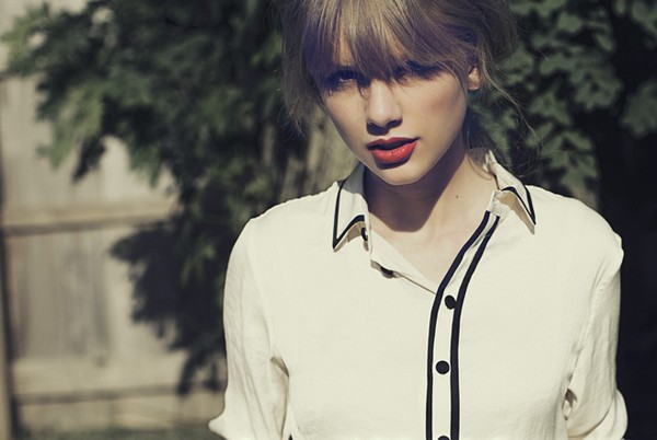 Billboard: Taylor "đảo chính" bất thành, Bruno trụ hạng 2