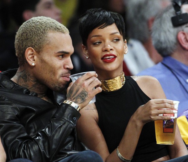 Bìa đĩa mới của Rihanna là ảnh hôn hít Chris Brown? 2