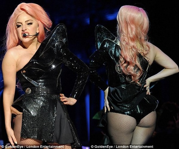 Gaga vừa h&aacute;t vừa b&oacute;p m&ocirc;ng vũ c&ocirc;ng nữ 4