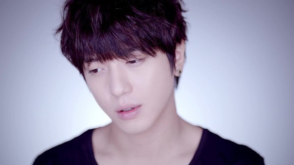 Yunho từng xin Yonghwa (CNBLUE) sáng tác cho DBSK 3