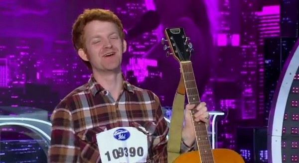 American Idol: Thí sinh mang con rối đi thử giọng cùng 1