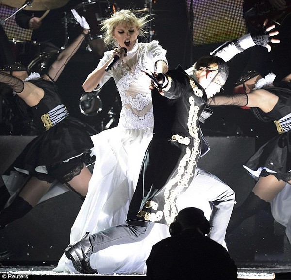 Taylor Swift lột v&aacute;y h&oacute;a "g&aacute;i hư" trước mặt Harry Styles 3