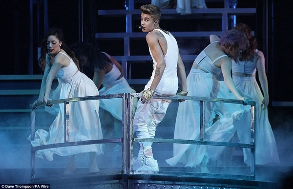 "Thiên thần" Justin Bieber đẹp trai long lanh hạ cánh từ không trung 7