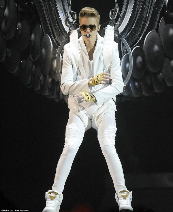 "Thiên thần" Justin Bieber đẹp trai long lanh hạ cánh từ không trung 2