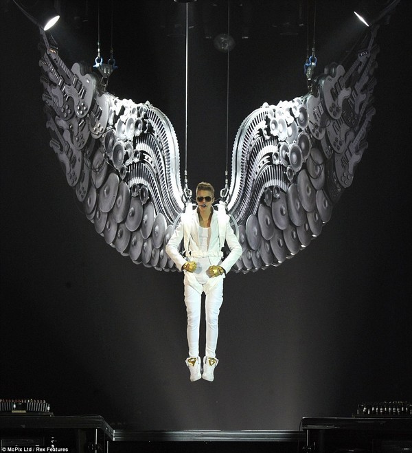 "Thiên thần" Justin Bieber đẹp trai long lanh hạ cánh từ không trung 1