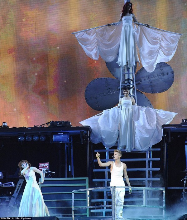"Thiên thần" Justin Bieber đẹp trai long lanh hạ cánh từ không trung 6