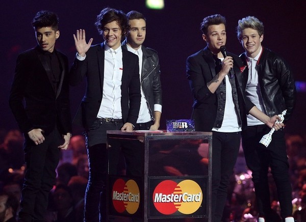 Doanh số của One Direction tăng khủng khiếp nhờ "Brit Awards" 2