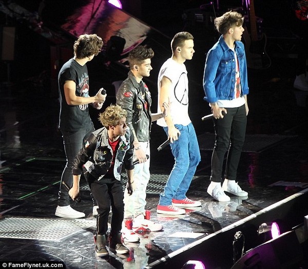 One Direction sặc sỡ trên sân khấu "khai pháo" tour thế giới 1