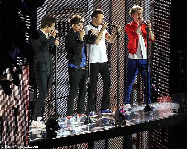 One Direction sặc sỡ trên sân khấu "khai pháo" tour thế giới 4
