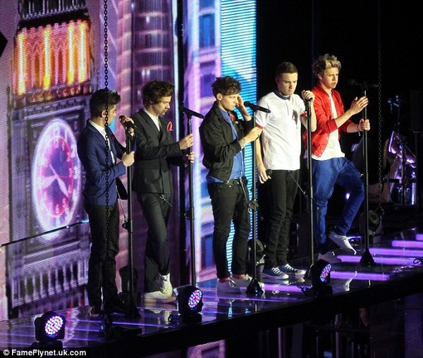 One Direction sặc sỡ trên sân khấu "khai pháo" tour thế giới 2