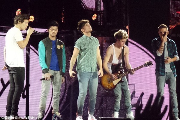 One Direction sặc sỡ trên sân khấu "khai pháo" tour thế giới 3