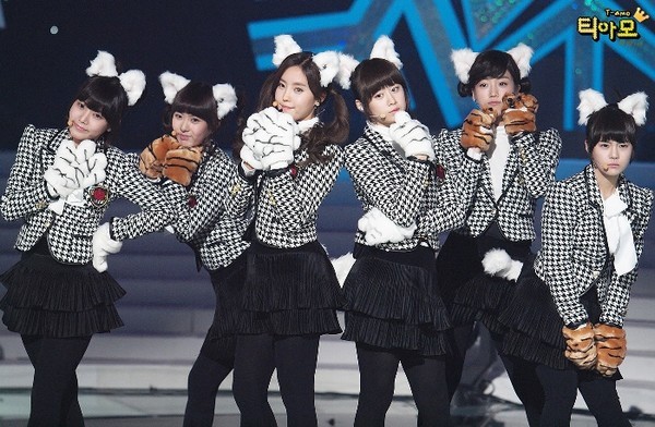 Đạo cụ của sao Kpop: Từ ghế, gậy đến... găng tay th&uacute; 16
