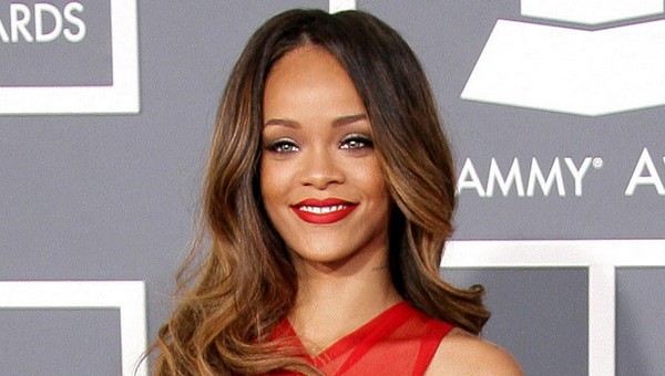 Rihanna để 2.500 học sinh chờ đợi vì đến muộn 4 tiếng 2