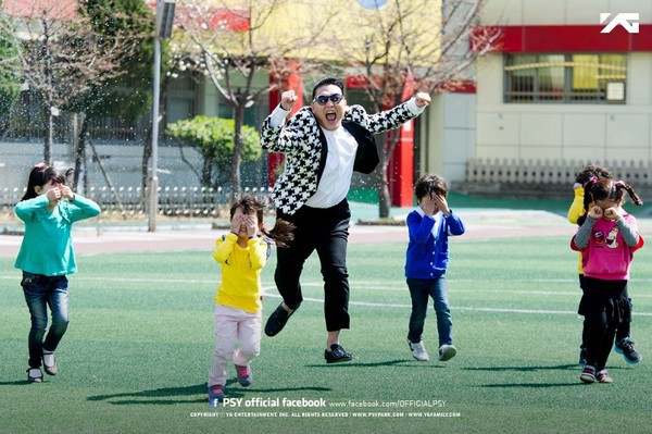 Cha đẻ MV "Gangnam Style" v&agrave; "Gentleman" đắt h&agrave;ng 1