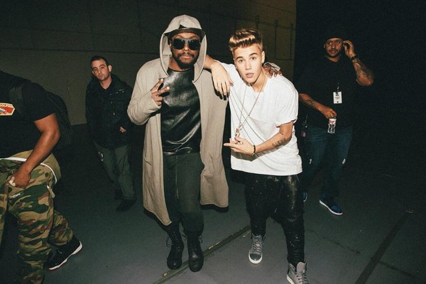 will.i.am chật vật lắm mới l&ocirc;i được Justin Bieber v&agrave;o MV  1