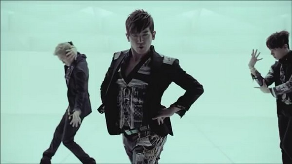 ShinHwa khoe vũ đạo "nữ tính" trong MV của cha đẻ "Gentleman" 1