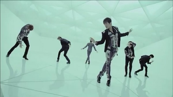 ShinHwa khoe vũ đạo "nữ tính" trong MV của cha đẻ "Gentleman" 2