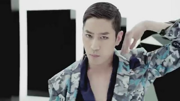 ShinHwa khoe vũ đạo "nữ tính" trong MV của cha đẻ "Gentleman" 4