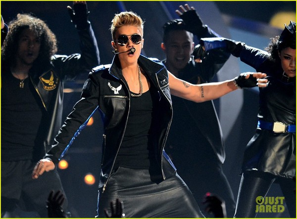 Sao "hạ cánh" lên đầu fan girl tại "Billboard Music Awards" 3