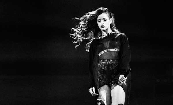 Rihanna bỏ túi album thứ 6 vượt mốc 1 triệu bản 1