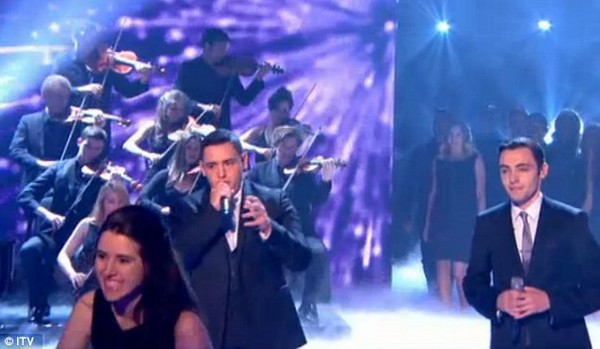 Britain's Got Talent: Cựu thí sinh xông lên sân khấu ném trứng Simon Cowell 3