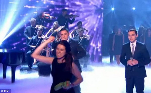 Britain's Got Talent: Cựu thí sinh xông lên sân khấu ném trứng Simon Cowell 2
