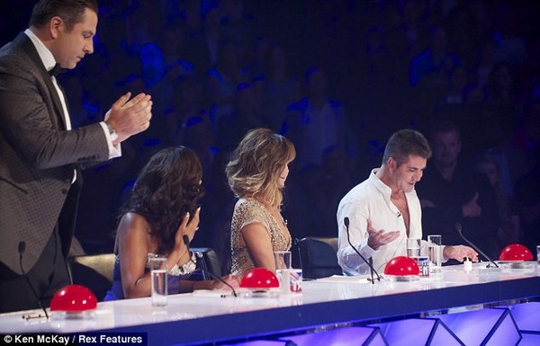 Britain's Got Talent: Cựu thí sinh xông lên sân khấu ném trứng Simon Cowell 5