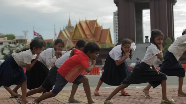 160 trẻ em nghèo ở Campuchia nhảy “Gangnam Style” 4