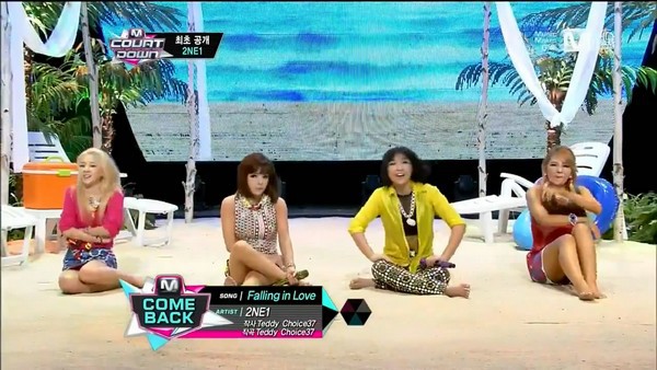 2NE1 mang cả bãi biển lên sân khấu "Falling In Love" 1