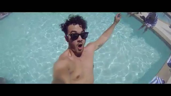Backstreet Boys, Jonas Brothers, Lana Del Rey đồng loạt tung MV 7
