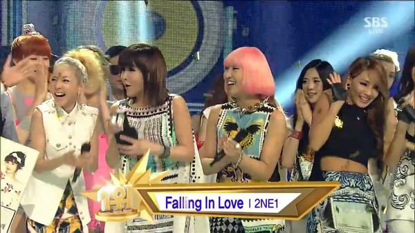 2NE1 chiến thắng trong cuộc đối đầu giữa 3 girlgroup 1