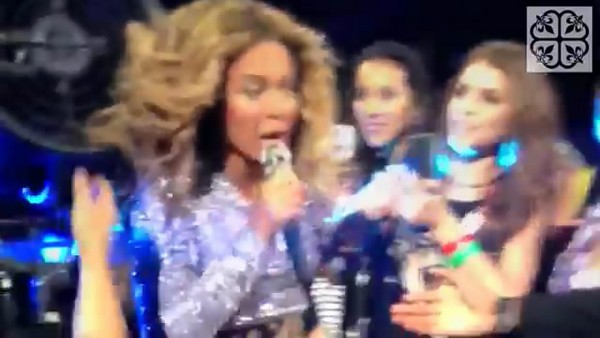 Beyoncé đang biểu diễn thì bị kẹt tóc vào cánh quạt 1