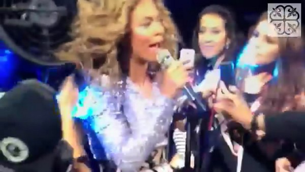 Beyoncé đang biểu diễn thì bị kẹt tóc vào cánh quạt 2