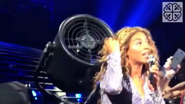 Beyoncé đang biểu diễn thì bị kẹt tóc vào cánh quạt 4
