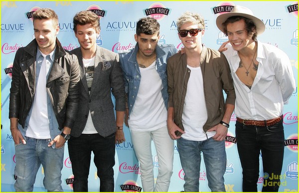 Harry Styles (1D) trổ tài... ngoáy mông tại "Teen Choice Awards" 2