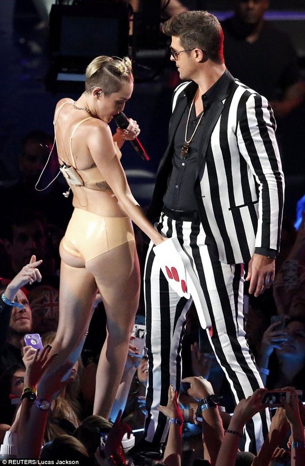 Biểu cảm khó tả của cả nhà Will Smith khi xem Miley biểu diễn 2