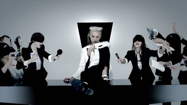 G-Dragon "đen thui" trong MV đánh dấu sự trở lại 9