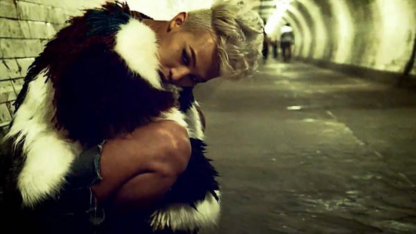 G-Dragon phá phách và khóc tu tu trong MV mới 2