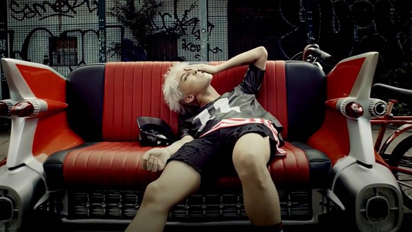 G-Dragon phá phách và khóc tu tu trong MV mới 6