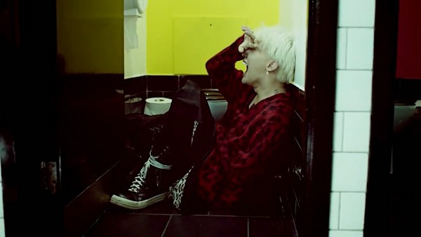 G-Dragon phá phách và khóc tu tu trong MV mới 10