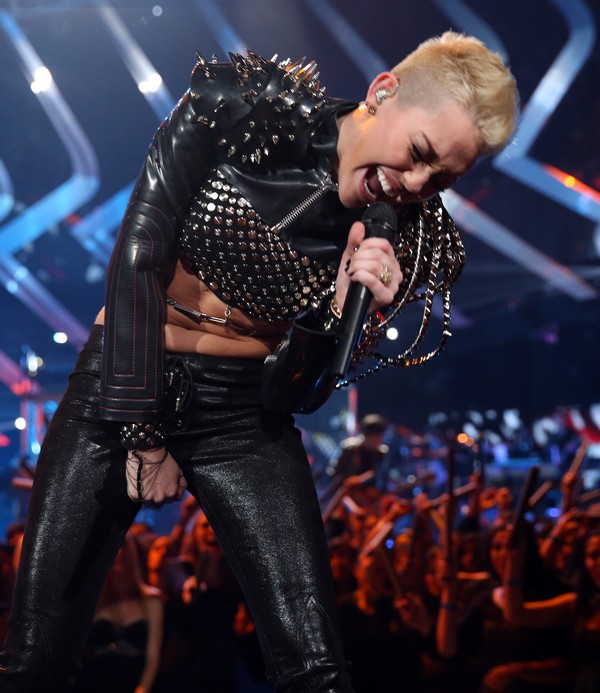 Nhìn lại sự "lột xác" của Miley trên sân khấu qua năm tháng 35