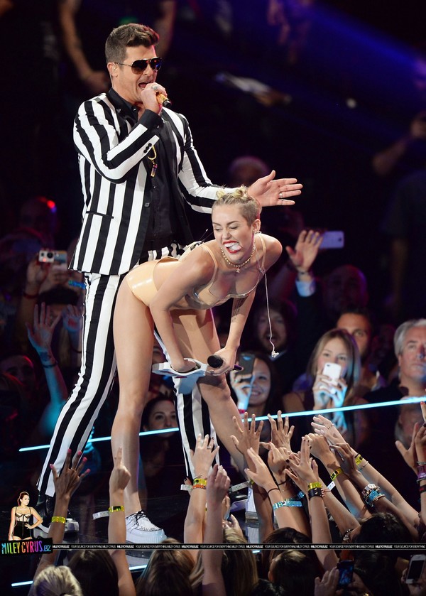 Nhìn lại sự "lột xác" của Miley trên sân khấu qua năm tháng 43