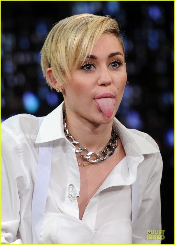 Miley diện bra ngoài áo sơ mi lên sân khấu biểu diễn 1