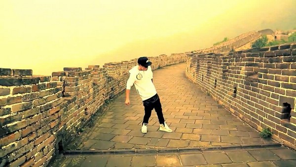 Justin Bieber khoe MV nhảy nh&oacute;t tr&ecirc;n Vạn L&yacute; Trường Th&agrave;nh 5