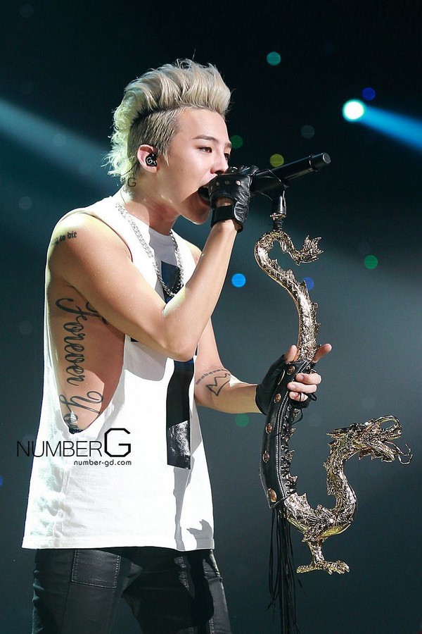 Những khoảnh khắc đẹp của G-Dragon khi quảng bá album mới 10