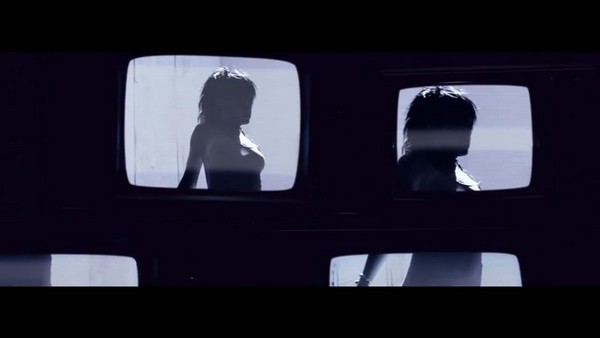 Rihanna co giật như vừa bị... zombie cắn trong MV mới 1