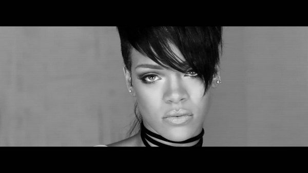 Rihanna co giật như vừa bị... zombie cắn trong MV mới 2