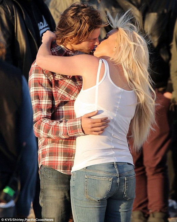 Britney ôm hôn đắm đuối trai trẻ trên mái nhà 1